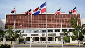 Exigen recortes gasto público crisis pobres mientras ciudadanos protestan por el impacto de la crisis económica en los sectores más vulnerables.