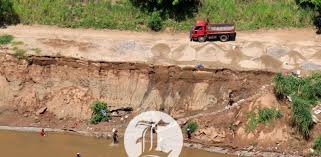 Extracción de arena en el Río Masacre con maquinaria pesada en la frontera.