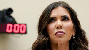 La secretaria del Departamento de Seguridad Nacional de EE. UU., Kristi Noem, participa en una reunión oficial con autoridades dominicanas durante su visita diplomática al país.