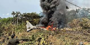 Accidente de avión militar en Colombia con humo negro y restos en llamas en zona rural.