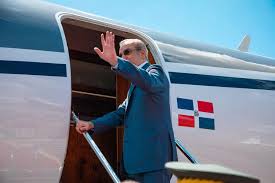 Viaje oficial de Luis Abinader a París para reuniones internacionales.